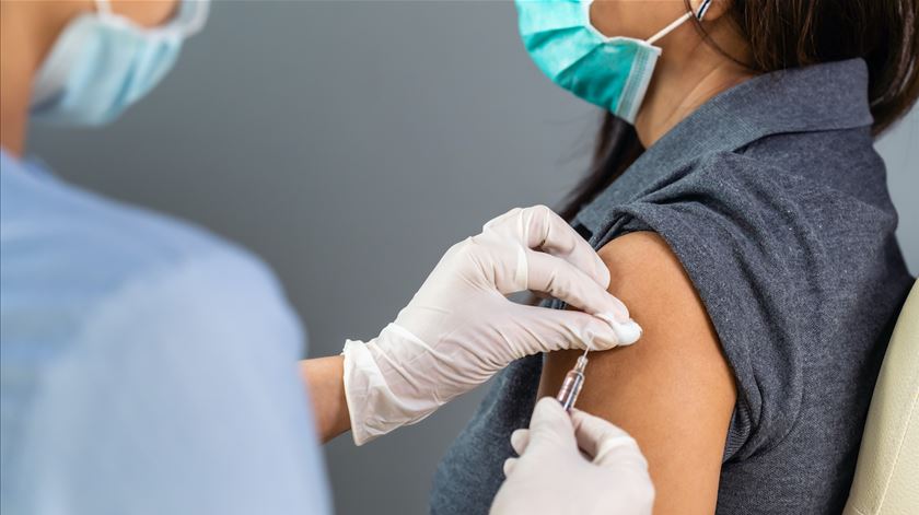 Responsável pela delegação do Norte do INEM despede-se após polémica com vacinas