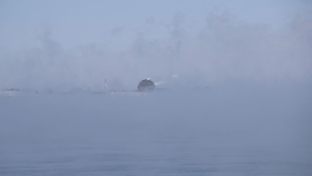 O vapor de água do Lago Michigan gelado cobre o Adler Planetarium em Chicago, Illinois. Foto: Kamil Krzaczynski/EPA