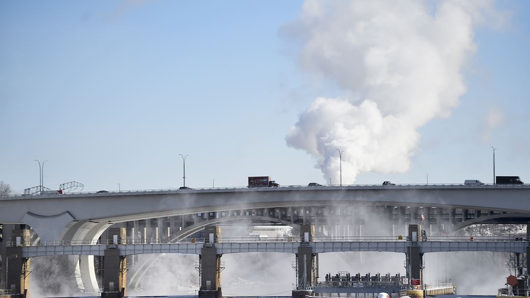Vapor de água sobe pela Ponte I-35W do rio Mississippi. Foto: Kamil Krzaczynski/EPA