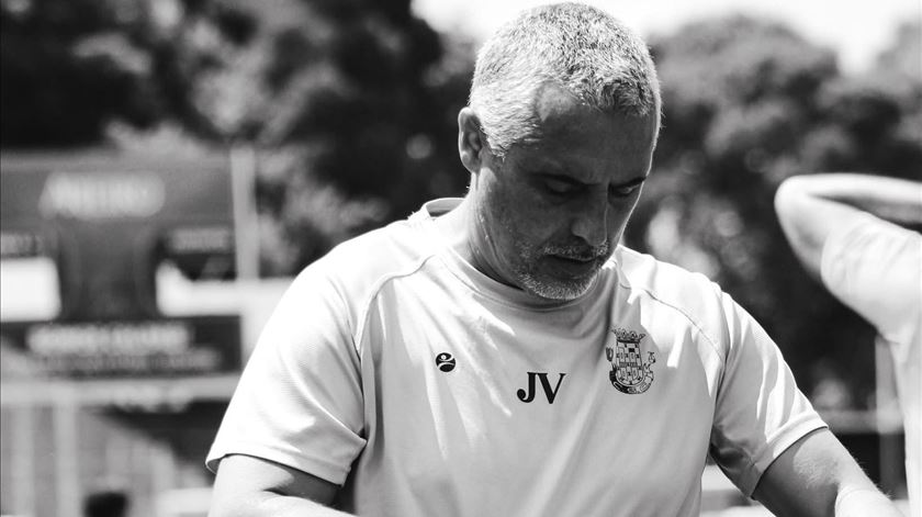 Com 10 épocas no Caldas, o mister Vala desafia o futebol moderno: "É preciso mais paciência"