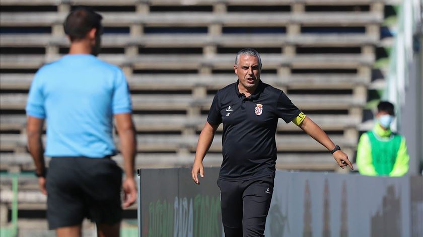 Jogadores do Caldas protestam com um minuto sem jogar