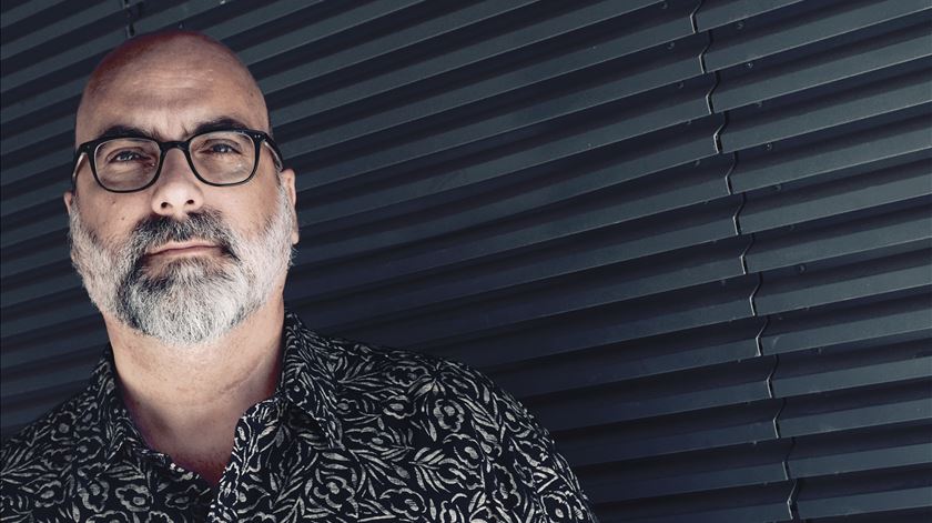 Valter Hugo Mãe: “Devia levar a poesia a apanhar sol, mas nunca tenho tempo”