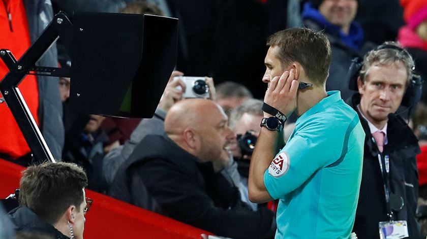 Três em cada quatro adeptos da Premier League são contra o VAR