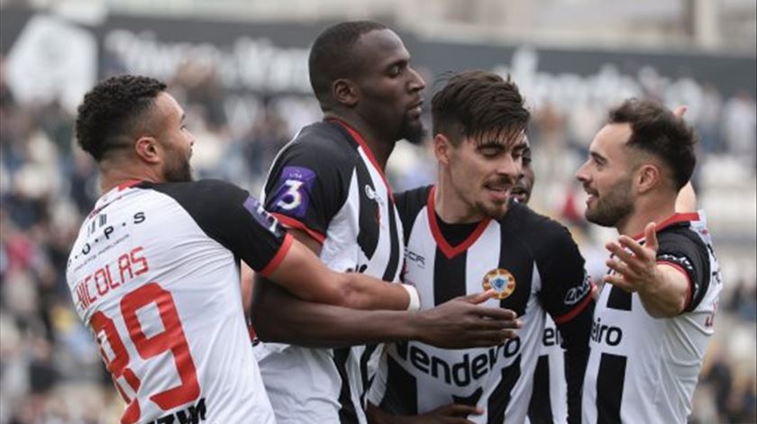 Jogadores do Varzim parados durante um minuto em protesto por ordenados em atraso