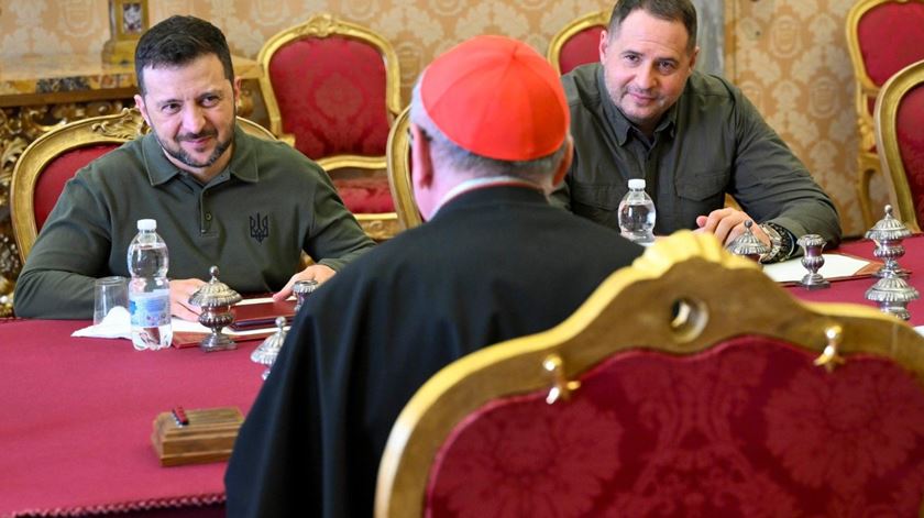 Após a audiência privada com o Papa, Zelensky encontrou-se com o cardeal Pietro Parolin, secretário de Estado do Vaticano. Foto: Vatican Media