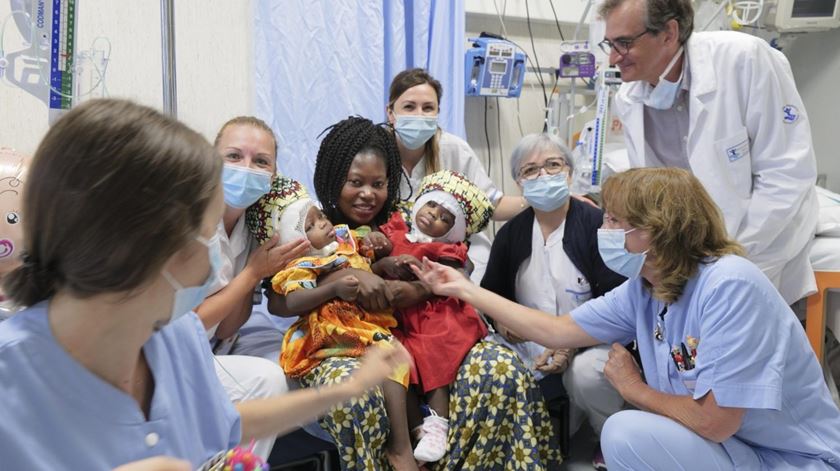 Papa batiza gémeas siamesas operadas em Roma Foto: Vatican News