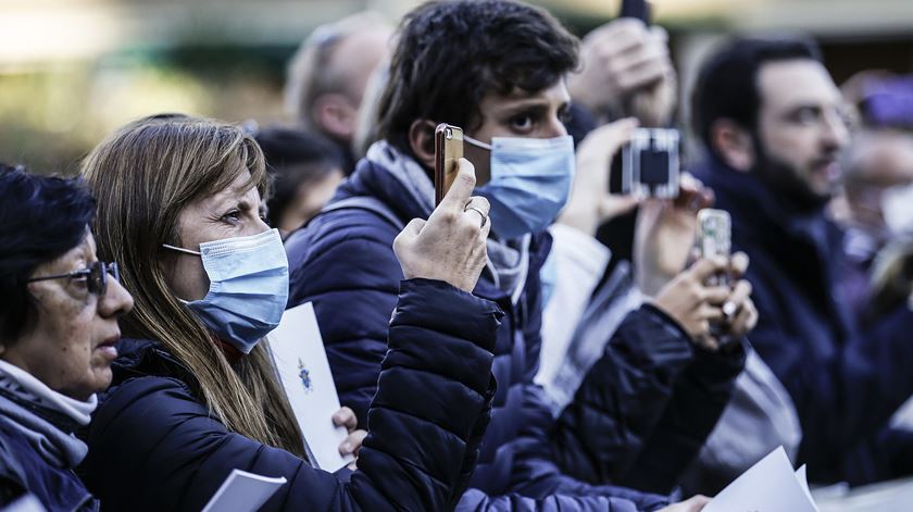 pessoas de máscaras, por causa do coronavírus, em Roma para ver o Papa (26/02/2020) Foto: Fabio Frustaci/EPA