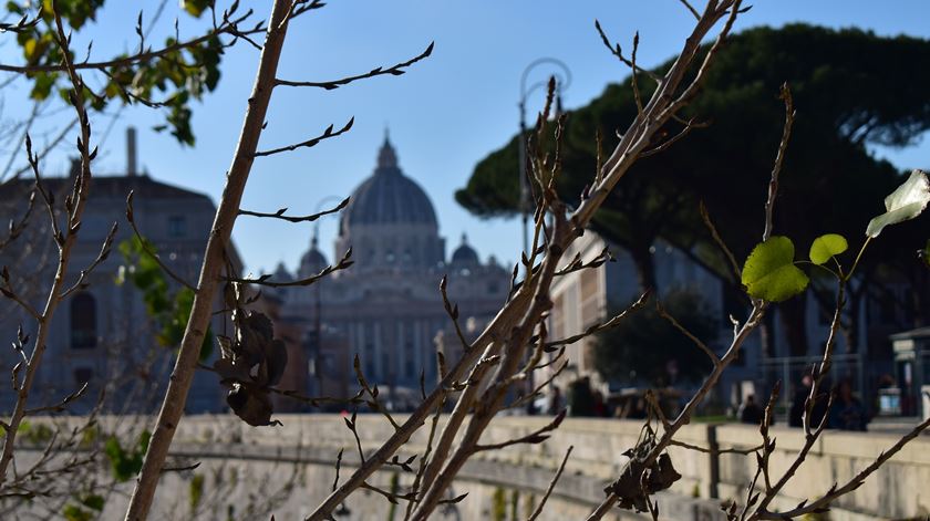 Vaticano responde a reações sobre bênçãos a casais irregulares e entre homossexuais Vaticano responde a reações sobre bênçãos a casais irregulares e entre homossexuais