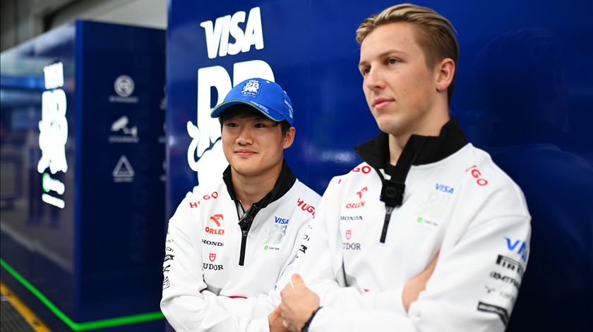 Yuki Tsunoda (esquerda) e Liam Lawson (direita) foram colegas de equipa por 11 corridas na equipa satélite da Red Bull, em 2023 e 2024. Foto: Rudy Carezzevoli/Getty Images/Red Bull Content Pool