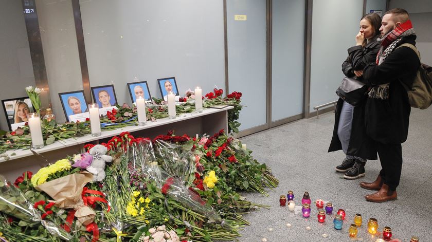 Amigos e familiares das vítimas prestam homenagem no aeroporto de Kiev. Foto: Sergey Dolzhenko/EPA