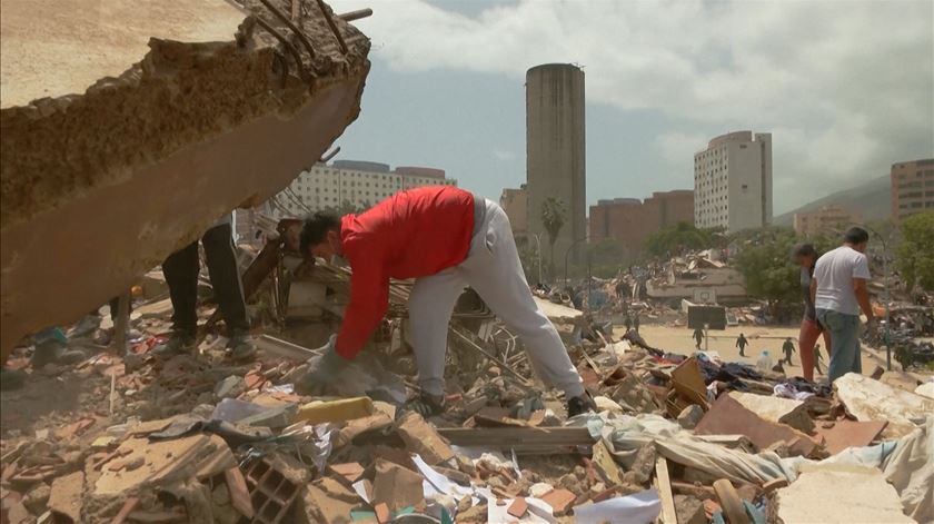 Simon procura mãe e irmão nos destroços Simon procura mãe e irmão nos destroços