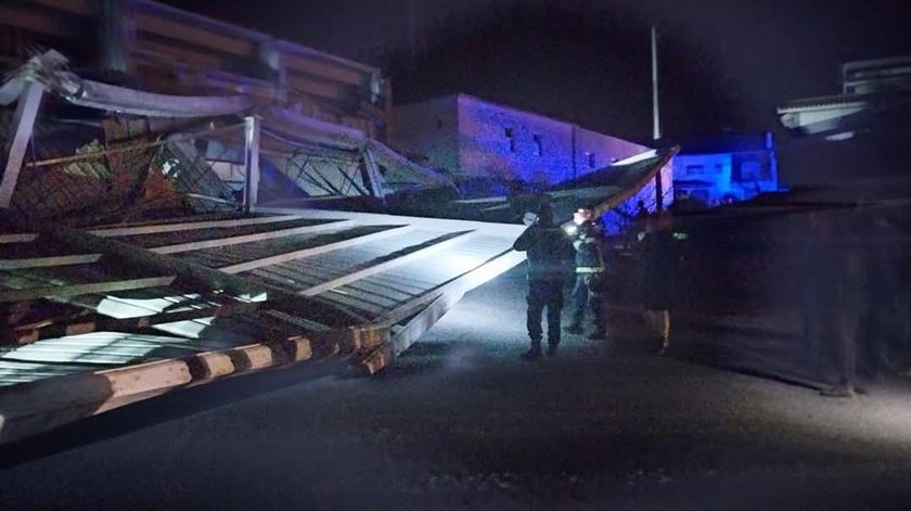 Vento derruba cobertura de estádio em Oliveira do Hospital. Foto: Rádio Boa Nova