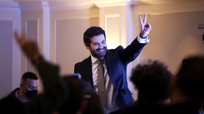 André Ventura. Do pedido (estranho) aos jornalistas ao estalo no sistema