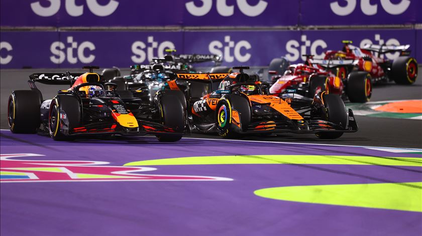A luta entre Oscar Piastri e Max Verstappen na primeira curva. Foto: Alex Pantling/Getty Images/Red Bull Content Pool