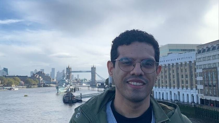 Autor brasileiro Victor Vidal vence Prémio Leya com "Não há pássaros aqui"