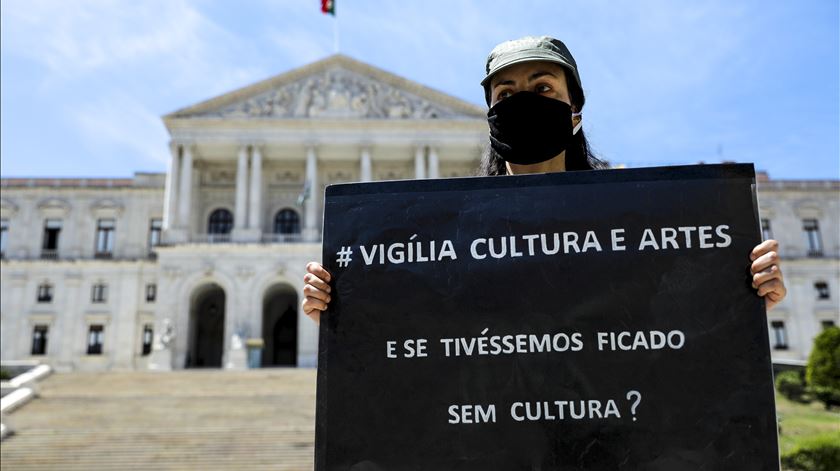 Em maio, artistas e trabalhadores do setor durante afetado pela pandemia fizeram uma vígilia pela Cultura e as Artes frente ao Parlamento. Foto: Miguel A. Lopes/Lusa