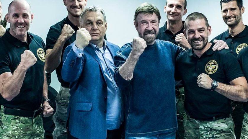 Viktor Orban e Chuck Norris durante uma visita às forças especiais húngaras. Foto: Facebook