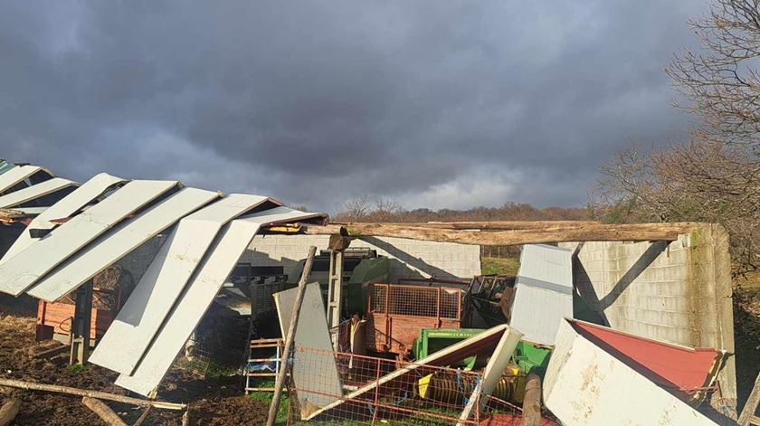 "Mini-tornado" deixa rasto de destruição em aldeia de Vinhais
