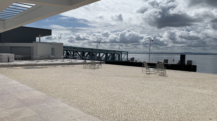 Vista da cafetaria para o rio e um dos pontões, da Estaçao de Interface ao lado. Foto: Ana Carrilho/ RR