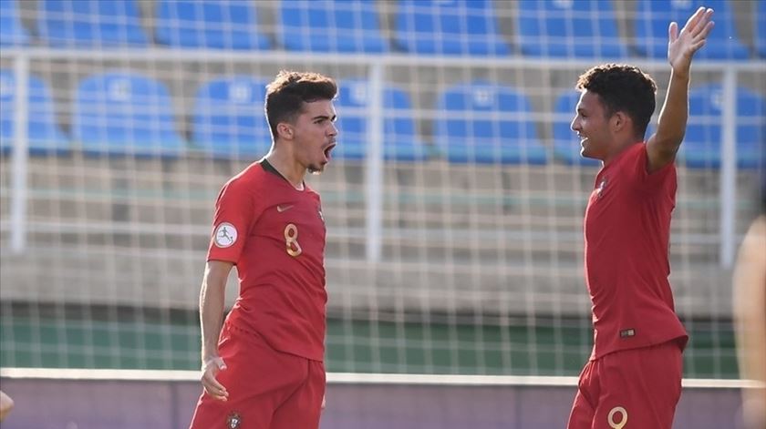 Gonçalo Ramos com Vítor Ferreira, do FC Porto, na seleção sub-19 Foto: UEFA Gonçalo Ramos com Vítor Ferreira, do FC Porto, na seleção sub-19 Foto: UEFA