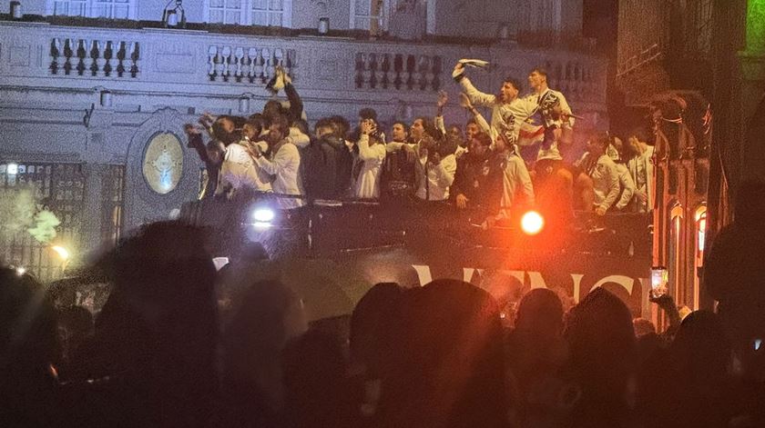Adeptos do Vitória fazem a festa de madrugada no centro de Guimarães
