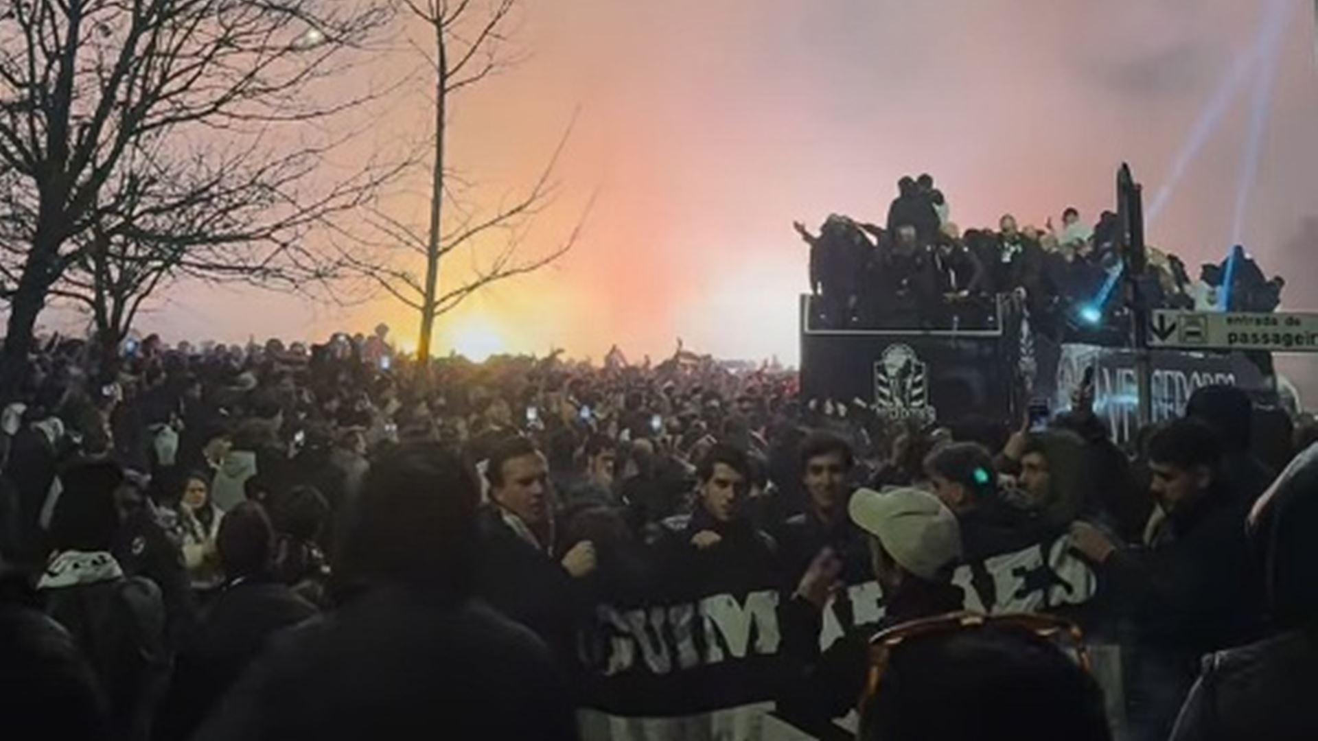 Adeptos do Vitória fazem a festa de madrugada no centro de Guimarães