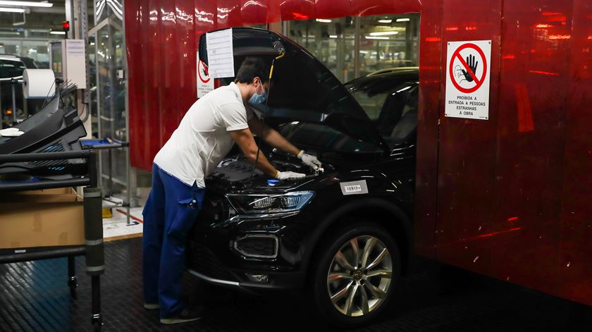 ​Salários. Grandes empresas pagam mais 70% do que as pequenas