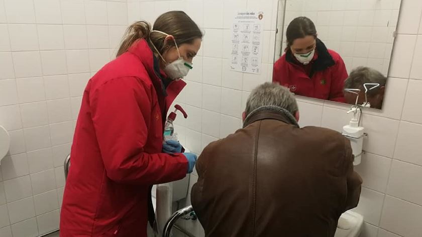 Voluntária da Ordem de Malta ajuda um sem abrigo em período de pandemia. Foto: Ordem de Malta