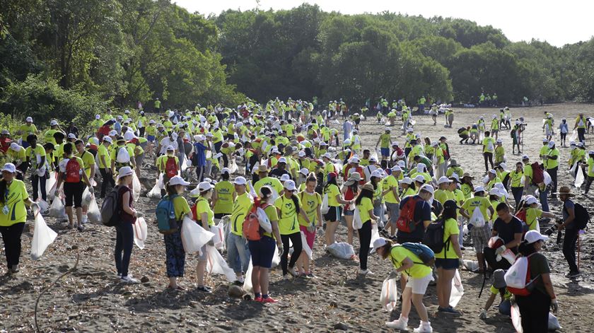 Voluntários limpam praia da Costa del Este, no Panamá. Foto: Carlos Lemos EPA