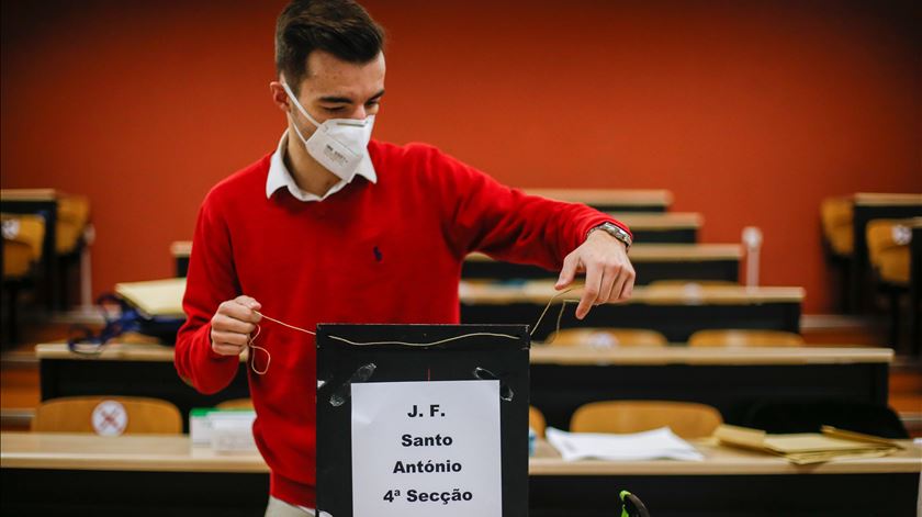Já há solução para os eleitores confinados? Saiba tudo sobre o voto antecipado