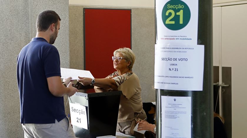 Urna para voto antecipado na Cidade Universitária, em Lisboa. Foto: António Pedro Santos/Lusa