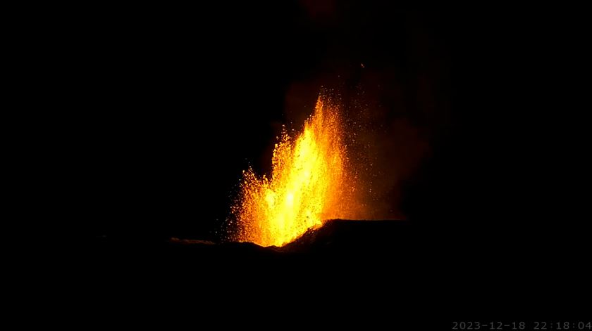 Vulcão entra novamente em erupção na Islândia