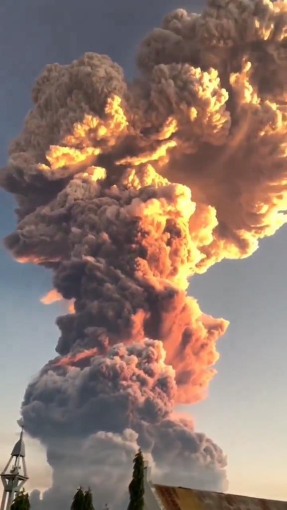 Vulcão entra em erupção na Indonésia e lança coluna de cinzas a uma altura de 10 quilómetros