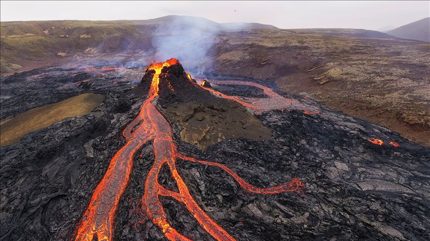 Erupção vulcânica na Islândia dura há mais de duas semanas e tem nova fissura ativa