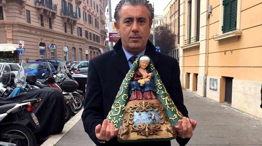 Walter Chichorro, presidente da Câmara de Nazaré, com a imagem que foi entregue ao Papa. Foto: DR