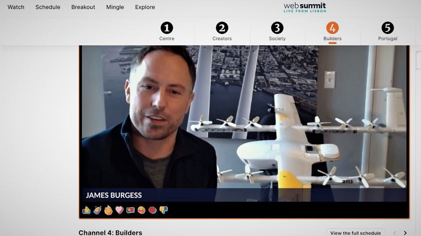 Presidente da Wing mostra um dos drones na Web Summit. Foto: DR