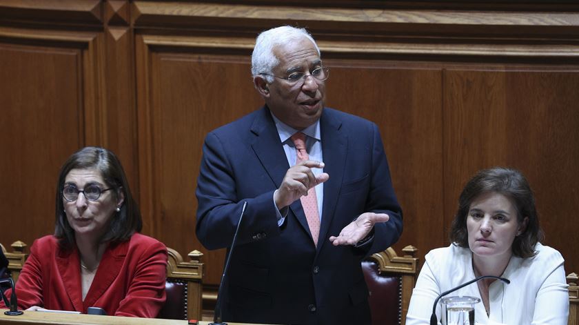 Costa admite rever aumentos na Função Pública e baixar IVA dos bens essenciais Costa admite rever aumentos na Função Pública e baixar IVA dos bens essenciais