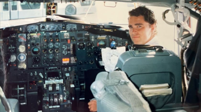 António Costa Pereira num dos primeiros voos que fez como co-piloto de médio curso, no Boeing 727, em 1988. Foto: DR