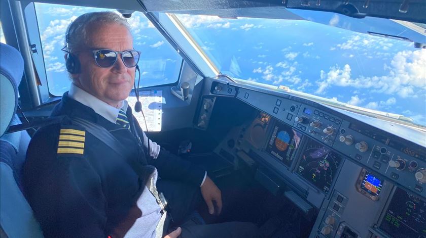 Comandante António Costa Pereira, mais recentemente, num dos muitos voos de longa distância que comandou. Foto: DR