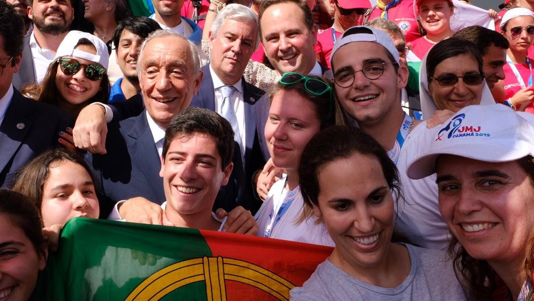 Marcelo Rebelo de Sousa, Presidente da República, e Fernando Medina, presidente da CM Lisboa, com jovens portugueses na JMJ no Panamá