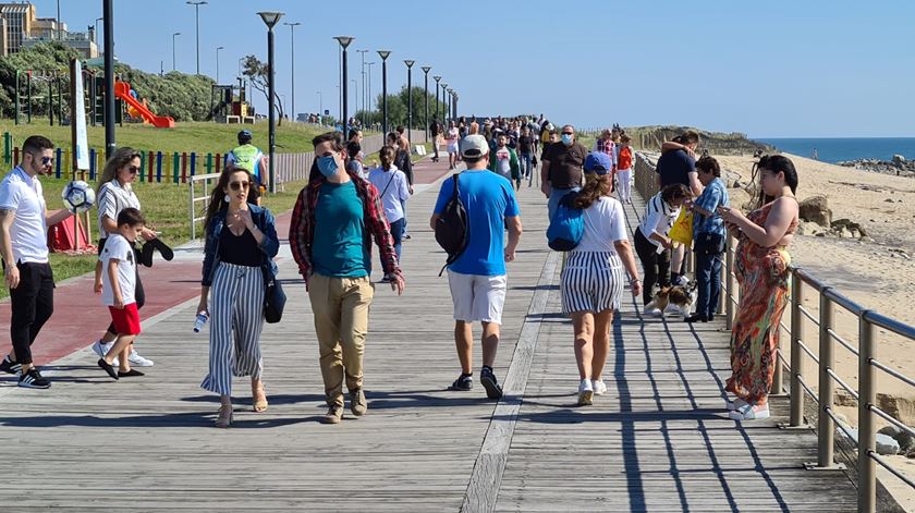 Só o Verão "real" nos dirá se o calor abranda os contágios. Foto: Maria João Cunha/RR