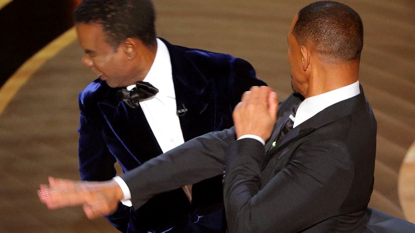 Will Smith dá bofetada a Chris Rock, durante os Óscares 2022. Foto: Brian Snyder/Reuters