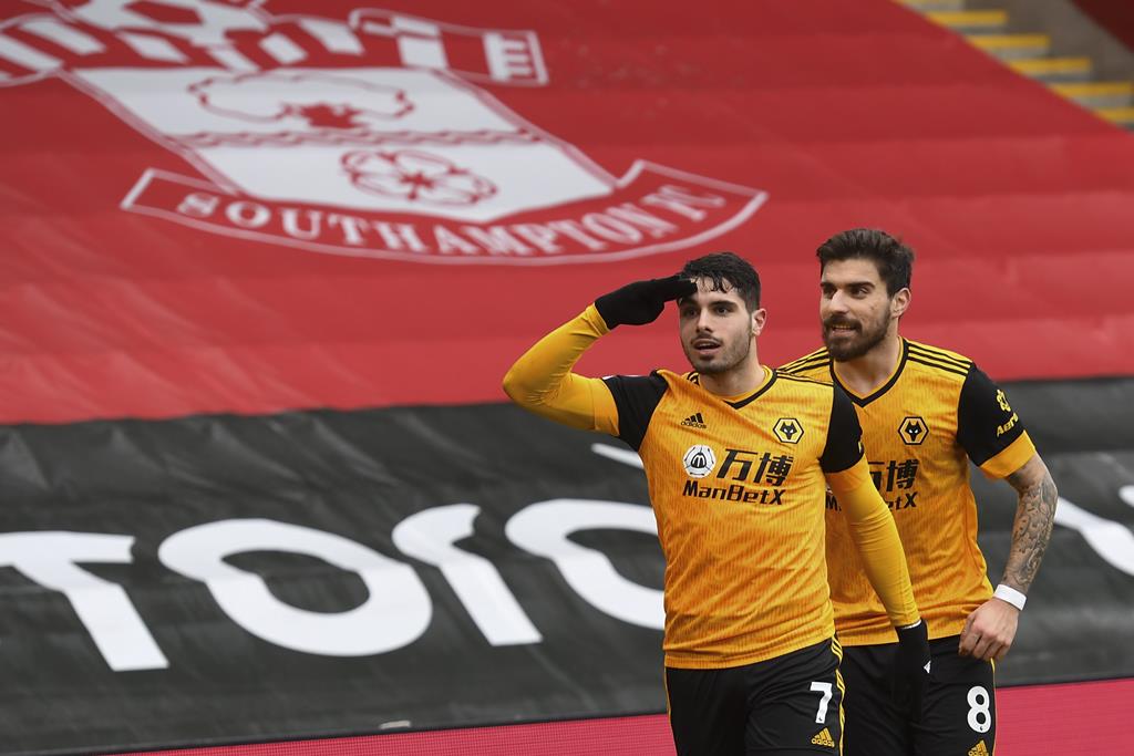 Pedro Neto e Rúben Neves, Wolverhampton, marcaram ao Southampton. Foto: Andy Rain/EPA Pedro Neto e Rúben Neves, Wolverhampton, marcaram ao Southampton. Foto: Andy Rain/EPA