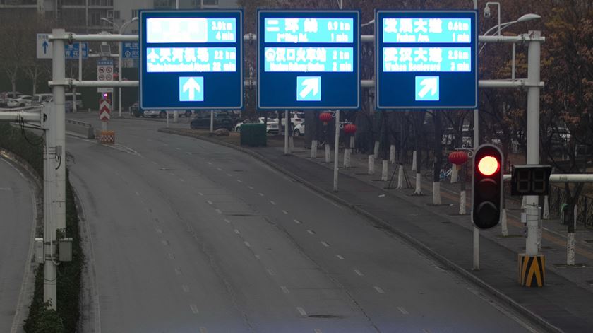 Wuhan está isolada e praticamente deserta. Foto: Stringer/EPA