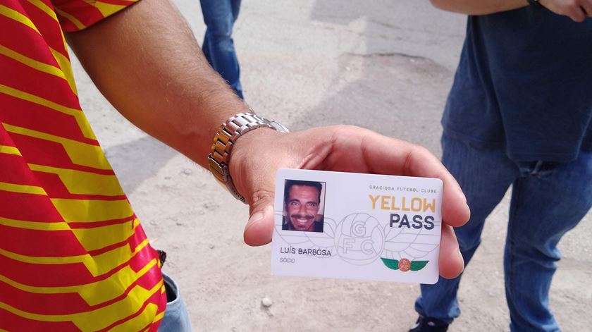 Luís Barbosa, natural do Porto, exibe o seu "Yellow Pass" que dá acesso a todos os jogos do Graciosa em casa. Foto: Filipe d