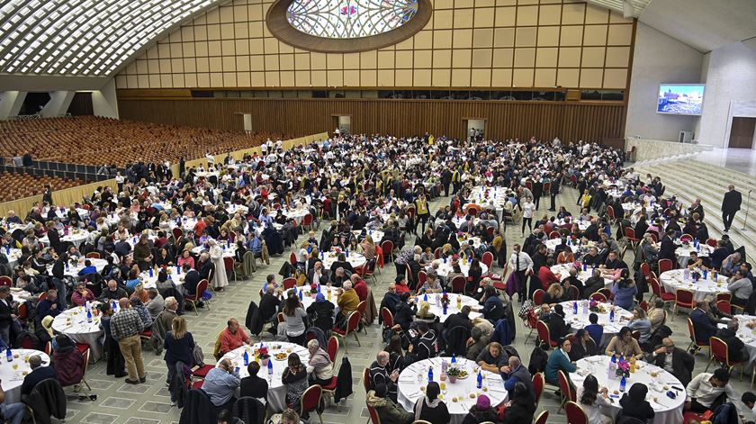 Papa almoça com dezenas de pobres. Cadeia de hotéis de luxo oferece a refeição