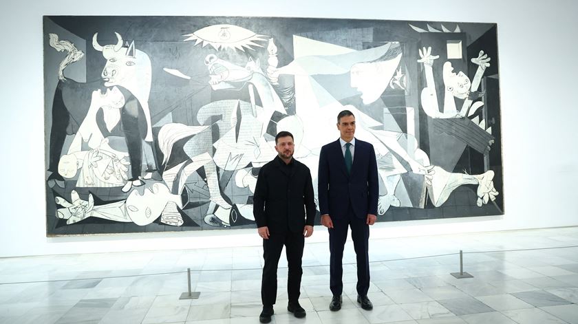 Espanha ajuda Ucrânia com 817 milhões, Zelensky visita "Guernica" de Picasso
