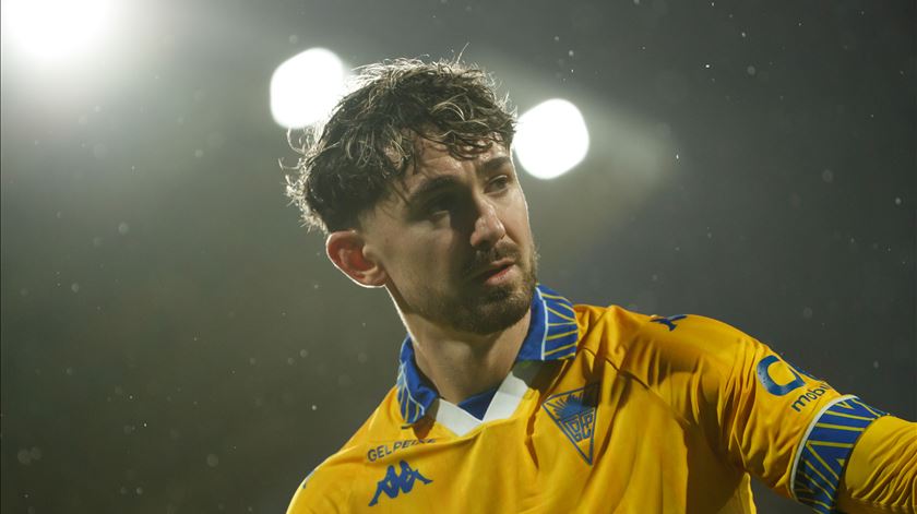 Jordan Holsgrove: “Quando erro, tenho a voz do meu pai na cabeça a dizer 'continua, o que podes fazer?'”