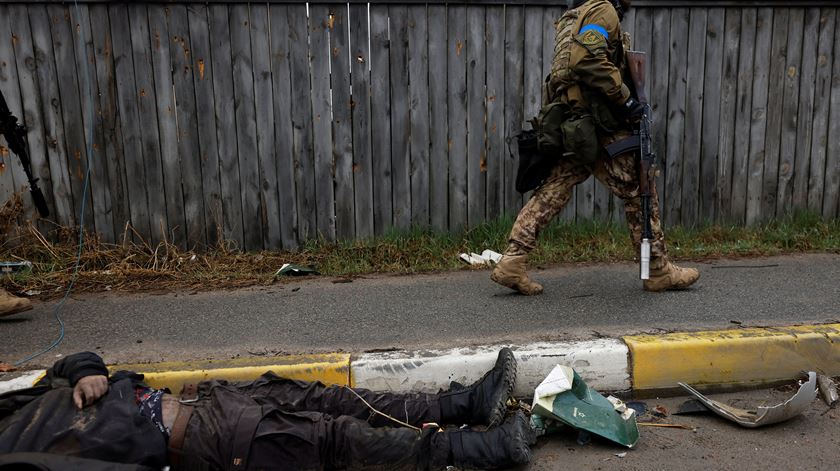 Diversos corpos, alegadamente de civis, aparecem abandonados no local onde morreram Foto: Zohra Bensemra/Reuters